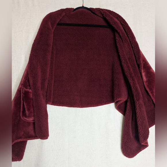 Ezrallora Ultra Soft Sherpa-Lined Cape Shawl with Pockets - Burgundy/Maroon - Picture 9 of 13